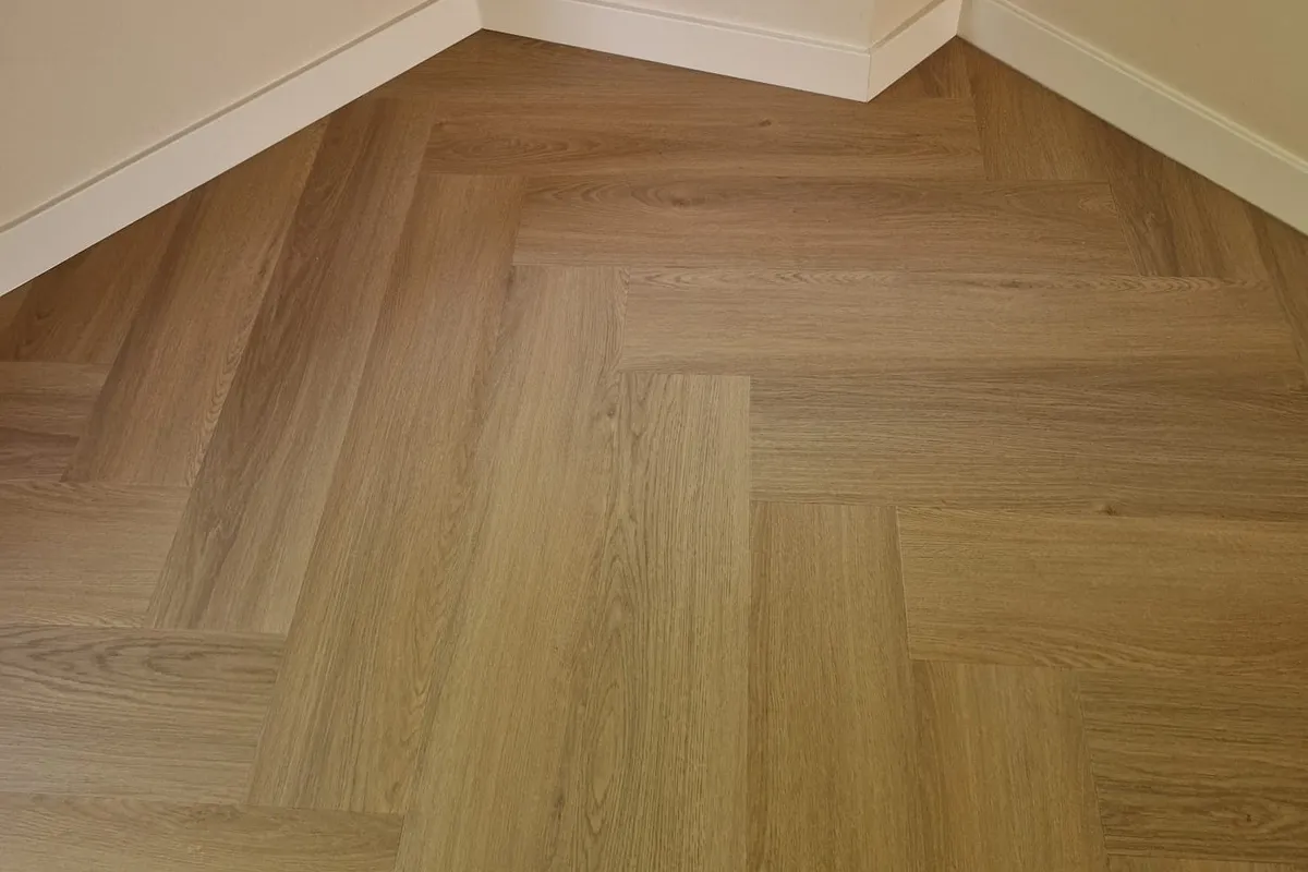 PVC-vloer met visgraatpatroon in een woonkamer.